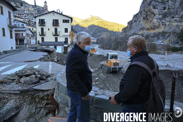 TENDE le 26/11/2020 arrivée de la premiere pelle mecanique de fort tonnage (44 tonnes) dans la ville de Tende. l ouverture d  une piste provisoire entre Fontan et Tende permet la venue de gros engins. Antoine (à droite) possede une cave dans le batiment