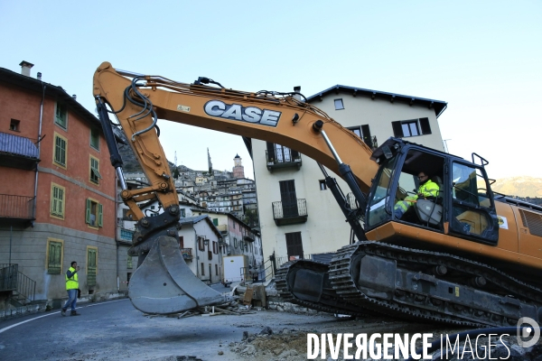 TENDE le 26/11/2020 arrivée de la premiere pelle mecanique de fort tonnage (44 tonnes) dans la ville de Tende. l ouverture d  une piste provisoire entre Fonta et Tende permet la venue de gros engins.