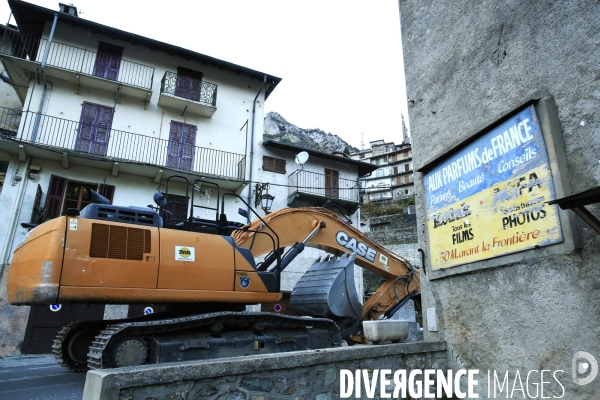 TENDE le 26/11/2020 arrivée de la premiere pelle mecanique de fort tonnage (44 tonnes) dans la ville de Tende. l ouverture d  une piste provisoire entre Fonta et Tende permet la venue de gros engins.