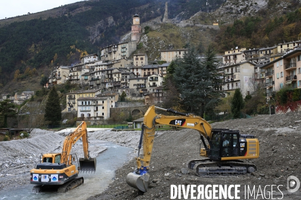 Tende le 13/11/2020 , des pelles mecaniques de fort tonnage dans le cours du fleuve Roya amenagent la rive.