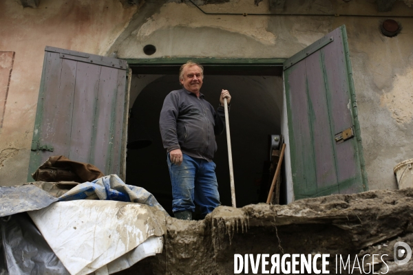 Tende le 09/10/2020 Antoine Vallauri nettoie la cave de sa maison se trouvant sur la rive de la Roya.