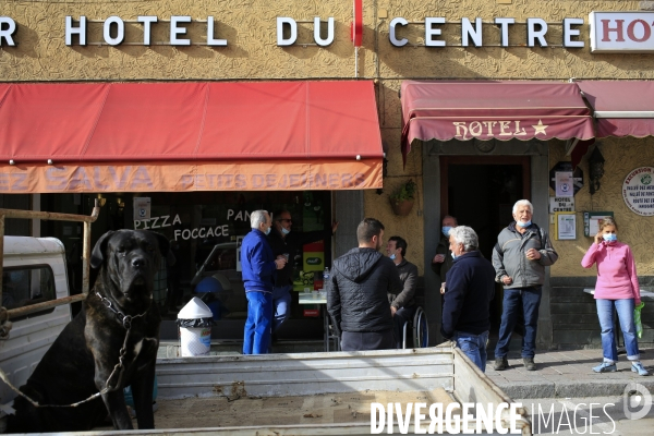 Tende le 15/11/2020 des habitants prennent le café au bar des Sports durant le second confinement.