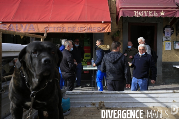 Tende le 15/11/2020 des habitants prennent le café au bar des Sports durant le second confinement.