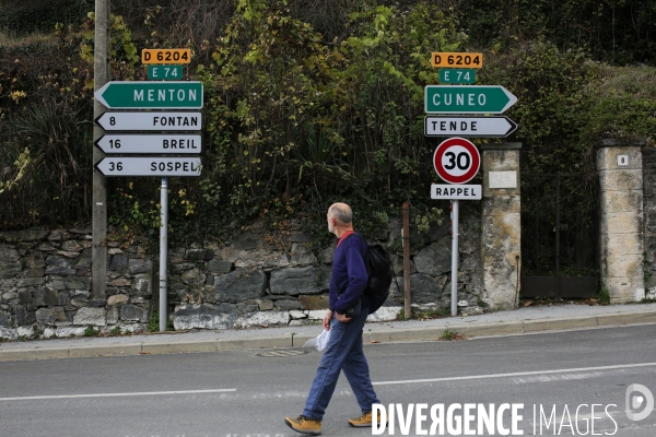 Tende le 13/11/2020  au carrefour de La Brigue et Tende la direction de Cuneo en Italie est indiquée , la route par le tunnel  est impraticable pour plusieurs années.