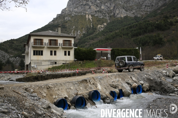 Tende le 13/11/2020  Afin de soulager l unique voie de circulation à sens alterné menant à l entrée du village un passage à gué provisoire est aménagé afin de reguler le trafic automobile avec une voie par sens de circulation.