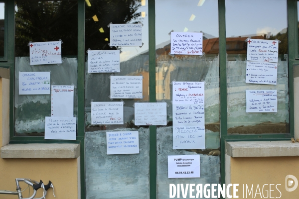 Tende le 10/10/2020 sur les vitres de la salle des fetes transformée en pc de secours les annonces proposant des aides au transport , au nettoyage des vetements etc sont affichées.