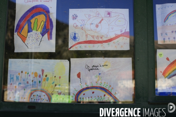 Tende le 12/10/2020 des enfants d etablissements scolaires du departement ont addressé des dessins d espoir et de soutient affichés sur les vitres du PC de secours
