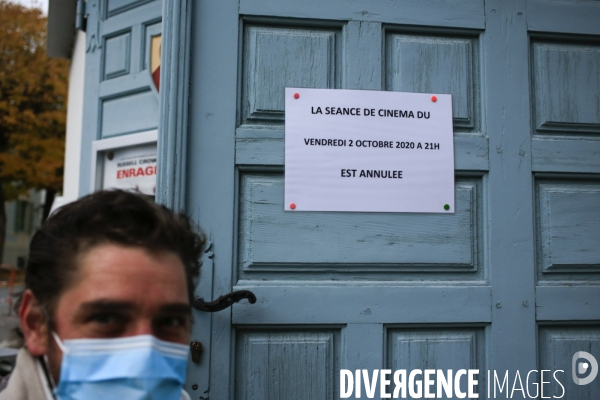 Tende le 18/10/2020 entrée du cinema de Tende. indiquant que la seance du 2 octobre jour deu passsage de la tempete est annulée , le departement etait classé rouge par la prefecture ,les ecoles fermées.