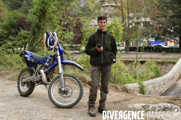 Tende le 09/10/2020 Axel 17 ans lyceen aide la gendarmerie à reguler la circulation sur l etroite route permettant de relier Tende à Saint Dalmas de Tende.