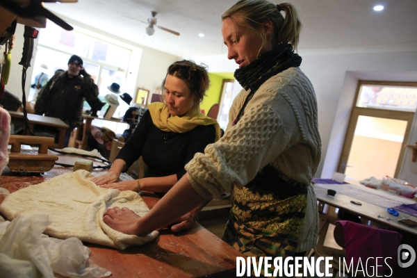 Tende le 26/11/2020  Judith et Emilie feutrieres  à  la Fée Capeline confectionne un chapeau avec de la laine de brebis brigasques.