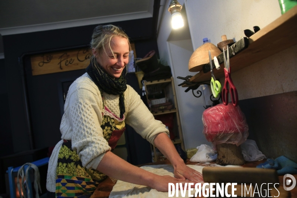 Tende le 26/11/2020  Judith et Emilie feutrieres  à  la Fée Capeline confectionne un chapeau avec de la laine de brebis brigasques.