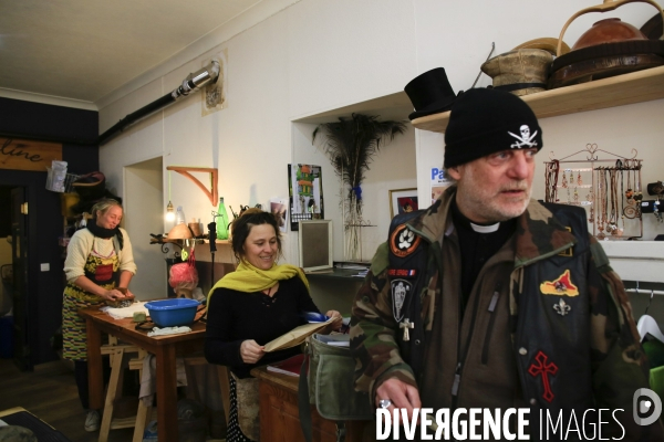 Tende le 26/11/2020  le Pere Serge Beninati  pretre à Luceram et son camarade  Nounours .