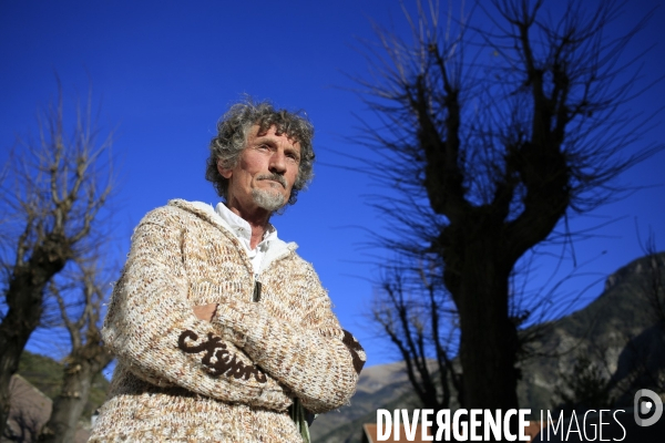 Tende le 24/11/2020 Michel Martin gardien de l hôtel Chamoix d Or de Casterino. Il lui faut 3 heures pour se rendre de Casterino à Tende par le sentier de Valaire au dessus du torrent de Bieugne . Ce jour il s est deplacé avec sa carte au 25 000éme  a