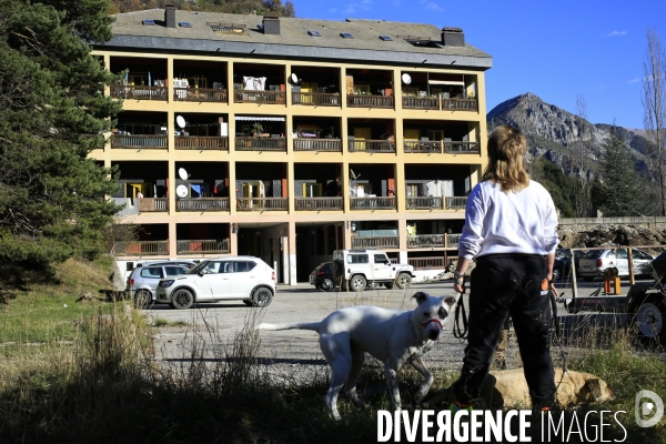 Tende le 23/11/2020 Barbara 43 ans et ses deux chiens Cheyenne et Mato  habitent la cité Miniere de Saint  Dalmas de Tende