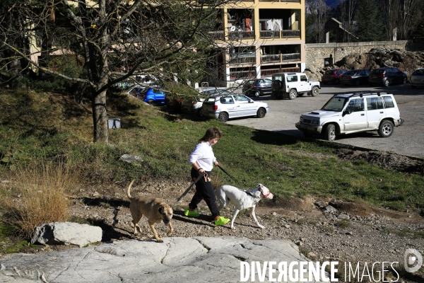 Tende le 23/11/2020 Barbara 43 ans et ses deux chiens Cheyenne et Mato  habitent la cité Miniere de Saint  Dalmas de Tende