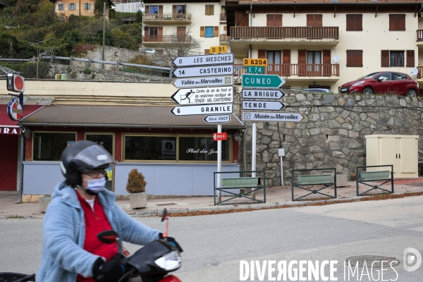 Tende le 13/11/2020  au carrefour de Saint Dalmas   la direction de Cuneo en Italie est indiquée , la route par le tunnel  est impraticable pour plusieurs années. L accés à Casterino est egalement impraticable au moins jusqu au printemps 2022.