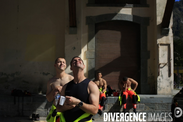 Tende le 08/10/2020 Des membres d une equipe de sauvetage en eau vive font une pause à pres du centre des secours.