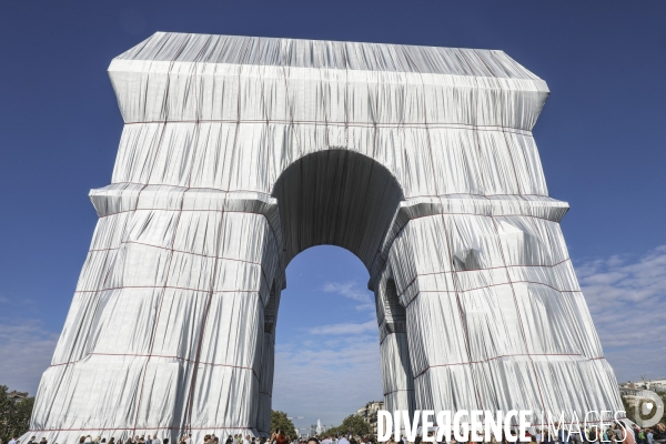 Premier jour d ouverture au public de l arc de triomphe empaquete par christo