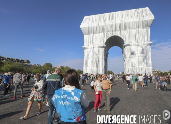 Premier jour d ouverture au public de l arc de triomphe empaquete par christo