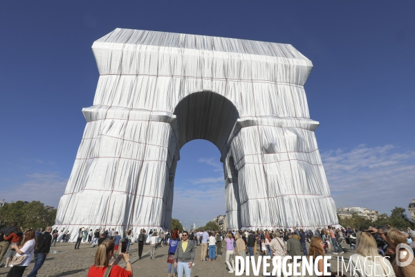 Premier jour d ouverture au public de l arc de triomphe empaquete par christo