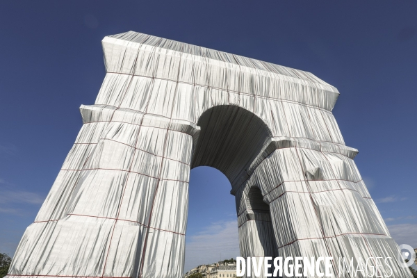 Premier jour d ouverture au public de l arc de triomphe empaquete par christo