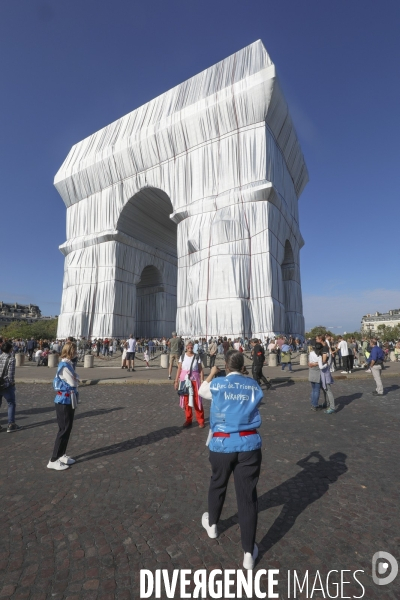 Premier jour d ouverture au public de l arc de triomphe empaquete par christo