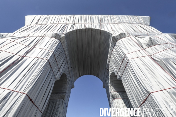 Premier jour d ouverture au public de l arc de triomphe empaquete par christo