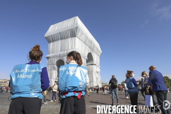 Premier jour d ouverture au public de l arc de triomphe empaquete par christo