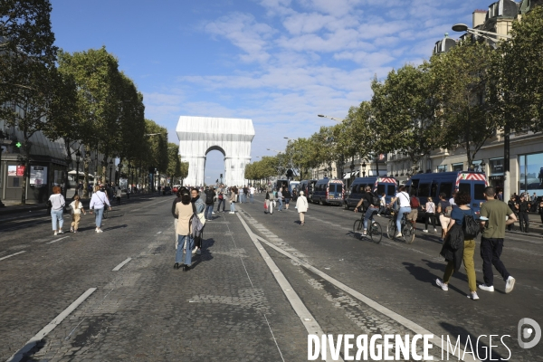 Premier jour d ouverture au public de l arc de triomphe empaquete par christo