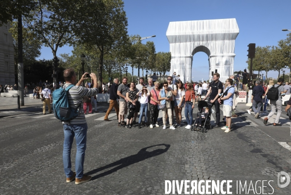 Premier jour d ouverture au public de l arc de triomphe empaquete par christo