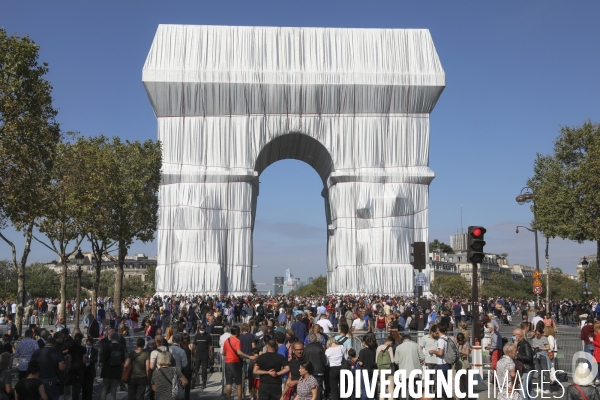 Premier jour d ouverture au public de l arc de triomphe empaquete par christo