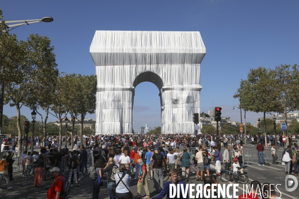 Premier jour d ouverture au public de l arc de triomphe empaquete par christo