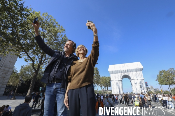 Premier jour d ouverture au public de l arc de triomphe empaquete par christo