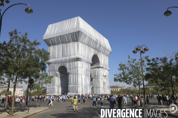 Premier jour d ouverture au public de l arc de triomphe empaquete par christo