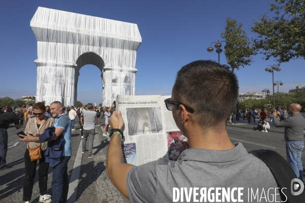 Premier jour d ouverture au public de l arc de triomphe empaquete par christo