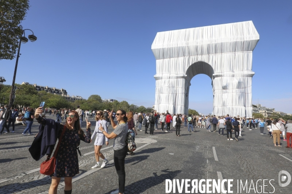 Premier jour d ouverture au public de l arc de triomphe empaquete par christo