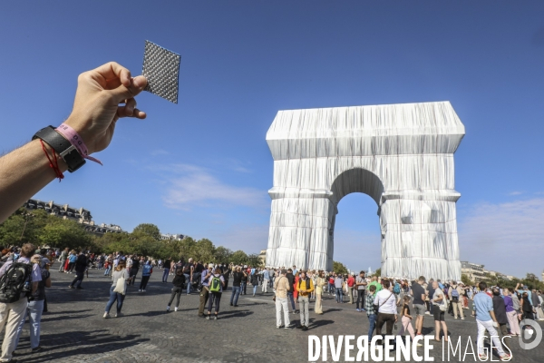 Premier jour d ouverture au public de l arc de triomphe empaquete par christo