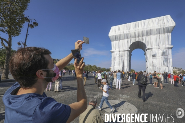 Premier jour d ouverture au public de l arc de triomphe empaquete par christo