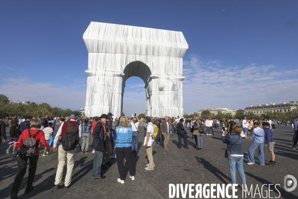 Premier jour d ouverture au public de l arc de triomphe empaquete par christo