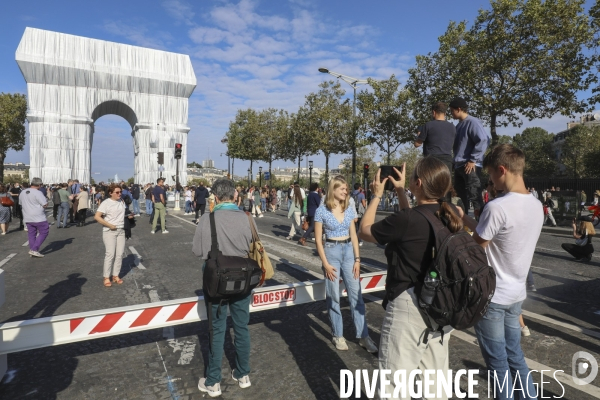 Premier jour d ouverture au public de l arc de triomphe empaquete par christo