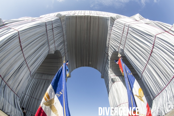 Premier jour d ouverture au public de l arc de triomphe empaquete par christo