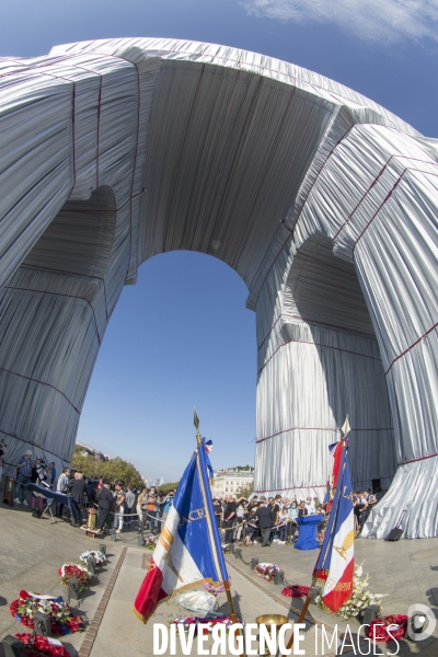 Premier jour d ouverture au public de l arc de triomphe empaquete par christo