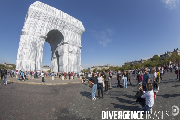 Premier jour d ouverture au public de l arc de triomphe empaquete par christo