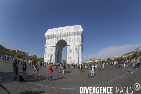 Premier jour d ouverture au public de l arc de triomphe empaquete par christo