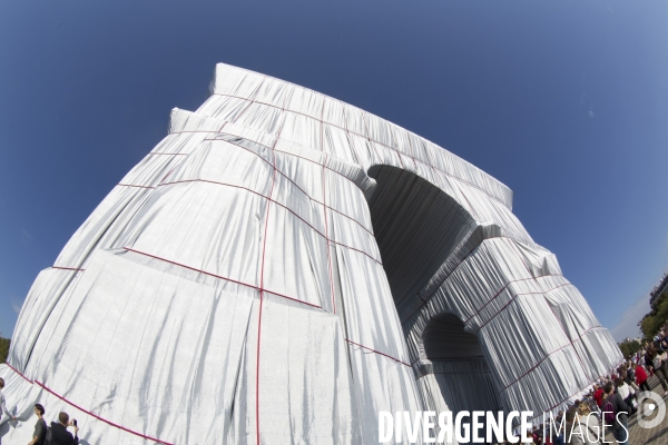 Premier jour d ouverture au public de l arc de triomphe empaquete par christo