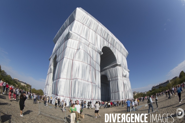 Premier jour d ouverture au public de l arc de triomphe empaquete par christo