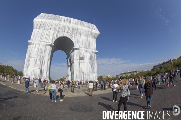 Premier jour d ouverture au public de l arc de triomphe empaquete par christo