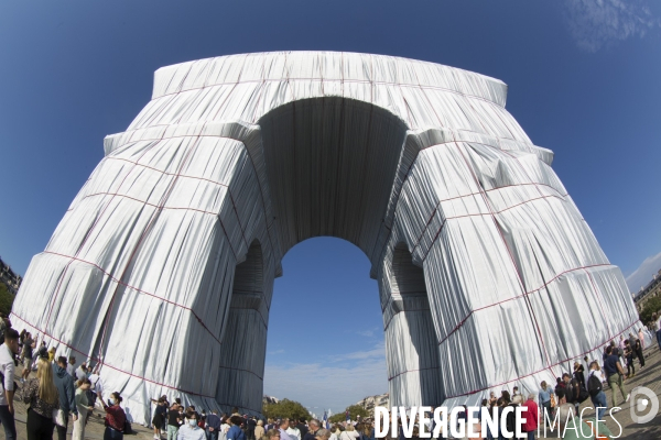 Premier jour d ouverture au public de l arc de triomphe empaquete par christo