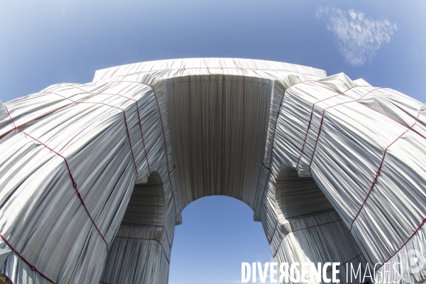 Premier jour d ouverture au public de l arc de triomphe empaquete par christo