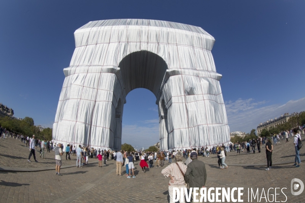 Premier jour d ouverture au public de l arc de triomphe empaquete par christo